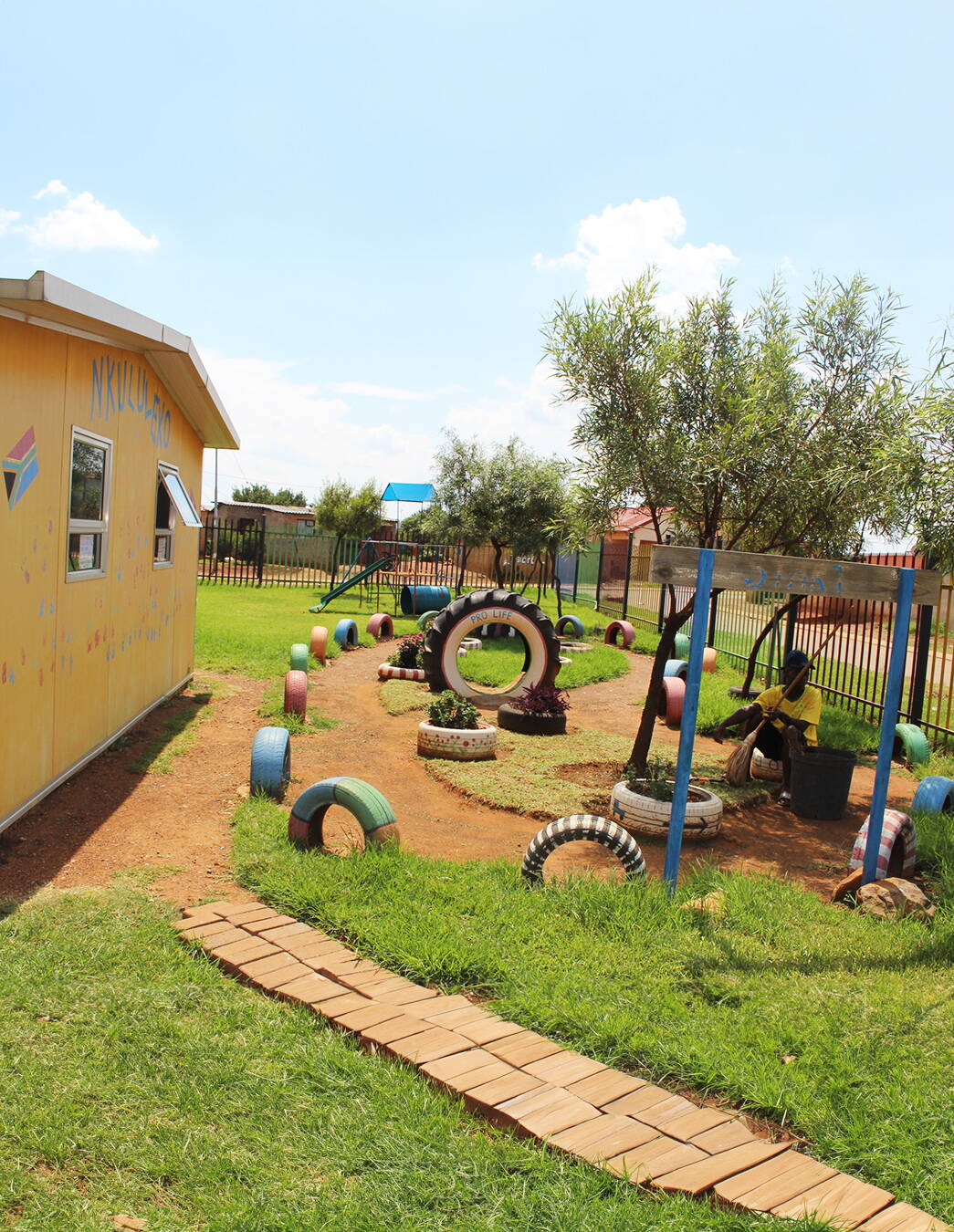 Spielplatz mit Herz Ein Blick auf den liebevoll gestalteten Spielplatz der Kita Nkululeko – ein Ort, der tägliche Freude und sicheres Spielen ermöglicht.