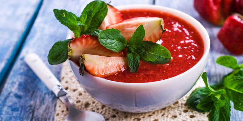 Soupe froide aux fraises - Les jours chauds et les nuits tropicales, il est particulièrement important de boire suffisamment. La nourriture est difficile pour beaucoup de gens à des températures supérieures à 25 degrés, parce que le corps est occupé avec l'auto-refroidissement, de sorte qu'il ne reste pas d'énergie pour la prise de nourriture et la digestion.