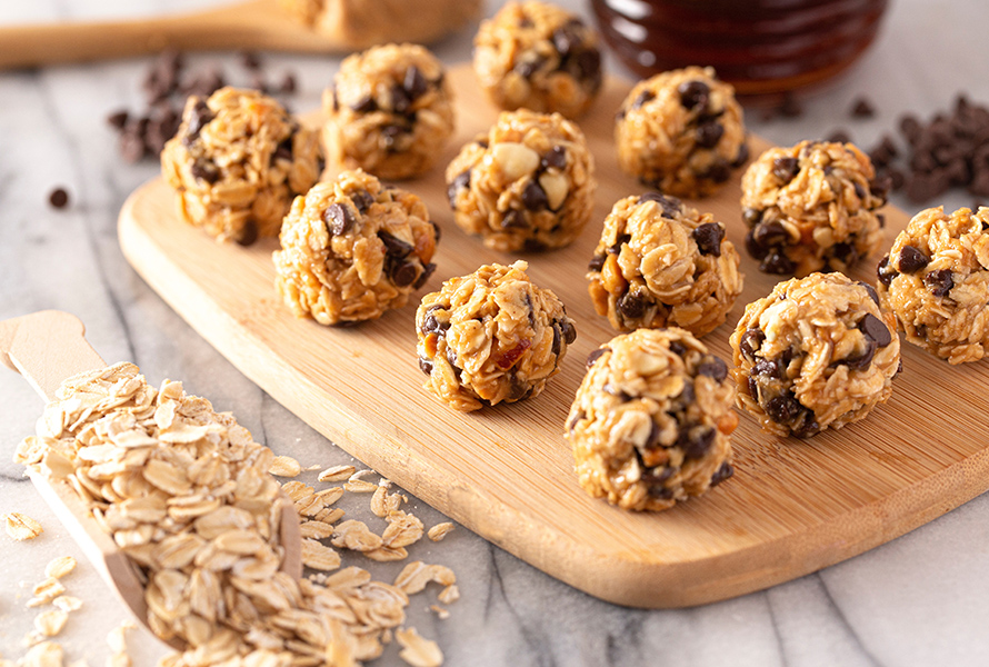 Stillkugeln mit Schokolade, Haferflocken und Erdnussbutter Powerballs mit Haferflocken, Erdnussbutter, Datteln und dunkler Schokolade, verfeinert mit Kümmelsamen – ein köstlicher Energiespender für die Stillzeit.