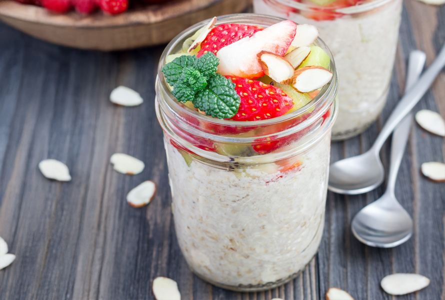 Warmes Wohlfühlessen – Porridge mit Beeren & Früchten Ein Glas Porridge, garniert mit Erdbeeren, Kiwi und Mandelscheiben. Ein nährstoffreicher Start in den Tag – oder eine sanfte Zwischenmahlzeit mit langanhaltender Sättigung.
