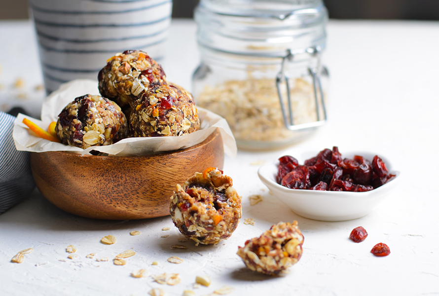 Stillkugeln mit Cranberrys, Cashewkernen und Haferflocken Selbstgemachte Stillkugeln aus Haferflocken, Cashewkernen, Datteln und Cranberrys mit milchbildenden Fenchelsamen – ein energiereicher Snack für Mütter im Wochenbett.