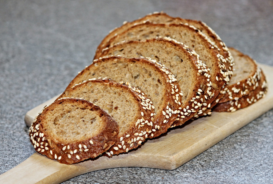 Pain rustique au farine mi-blanche avec croûte dorée au sésame Pain savoureux à la farine mi-blanche, badigeonné d’eau au miel et saupoudré de sésame. Moelleux à l’intérieur, croustillant à l’extérieur – idéal pour le brunch du dimanche.