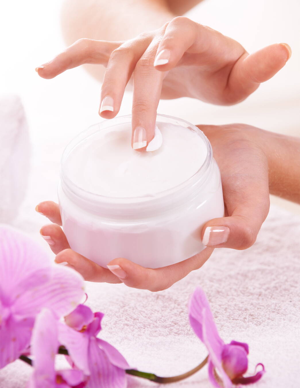 Cura naturale delle mani – fatta in casa Conservanti, profumi, aria secca del riscaldamento: concedete alla vostra pelle una pausa rigenerante con creme per le mani fatte in casa, preparate con ingredienti naturali di alta qualità.