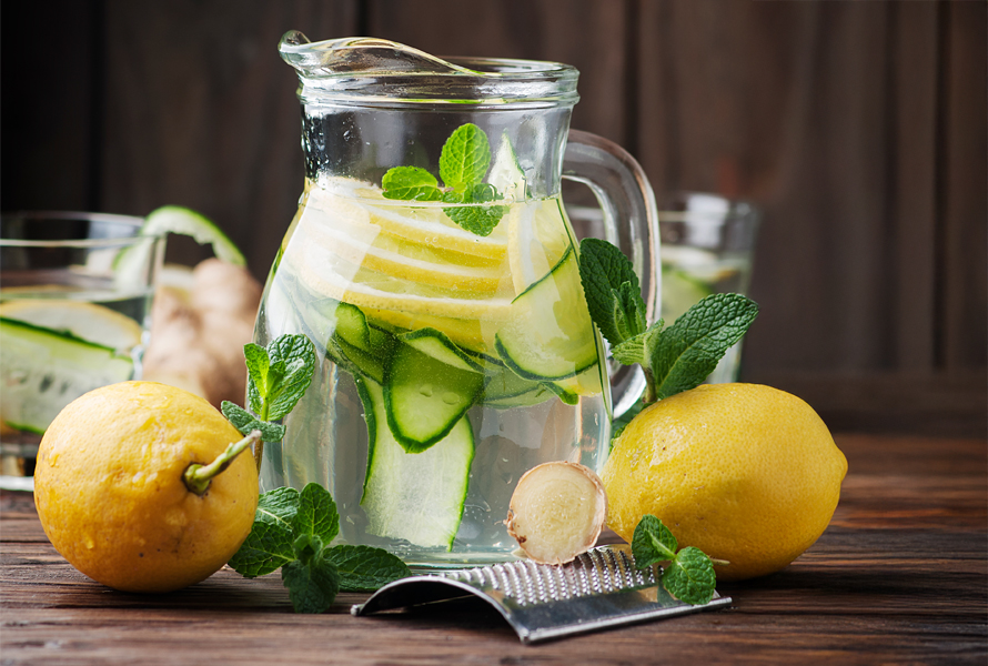 Acqua di cetriolo con zenzero – rinfrescante e benefica Acqua di cetriolo rinfrescante con zenzero e fettine di limone – ideale contro la nausea in gravidanza. Per un gusto ottimale, usi verdura e frutta non trattate.