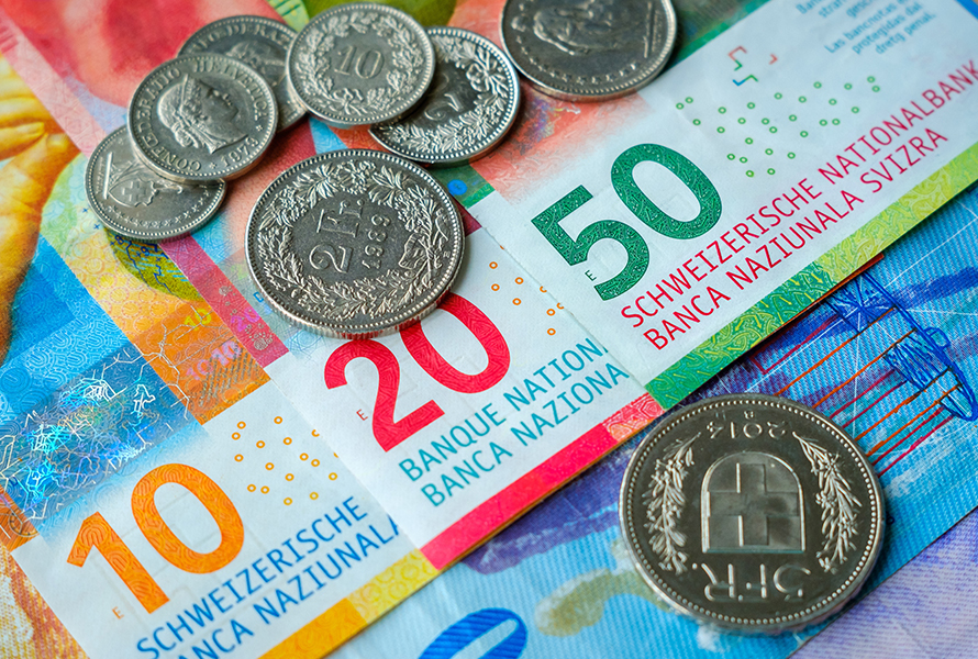 Finanzieller Zustupf Schweizer Banknoten und Münzen – als Unterstützung für die Erstlingsausstattung erhalten PRO LIFE-Mitglieder 400 Franken pro Geburt.