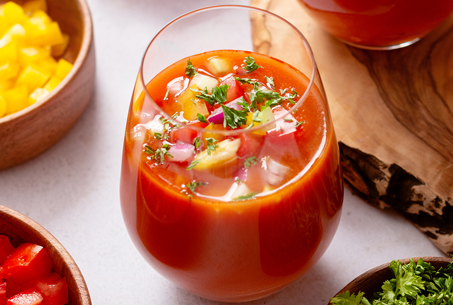 Erfrischende Gazpacho Ein Glas kalte Gazpacho, garniert mit bunten Gemüsewürfelchen – gesund, hydratisierend und perfekt für Schwangere mit wenig Appetit auf Wasser.
