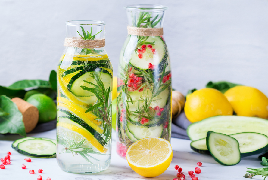 Erfrischung mit Geschmack Sie geniessen aromatisiertes Wasser mit Zitrone, Gurke und Kräutern – eine gesunde Alternative zu Süssgetränken.