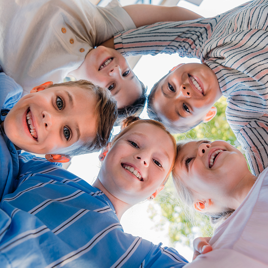 Groupe de frères et sœurs ensemble Plusieurs enfants sont réunis et forment un groupe. L’image représente la réduction pour familles nombreuses offerte par la Solution d’assurance maladie PRO LIFE pour alléger les dépenses des grandes familles.