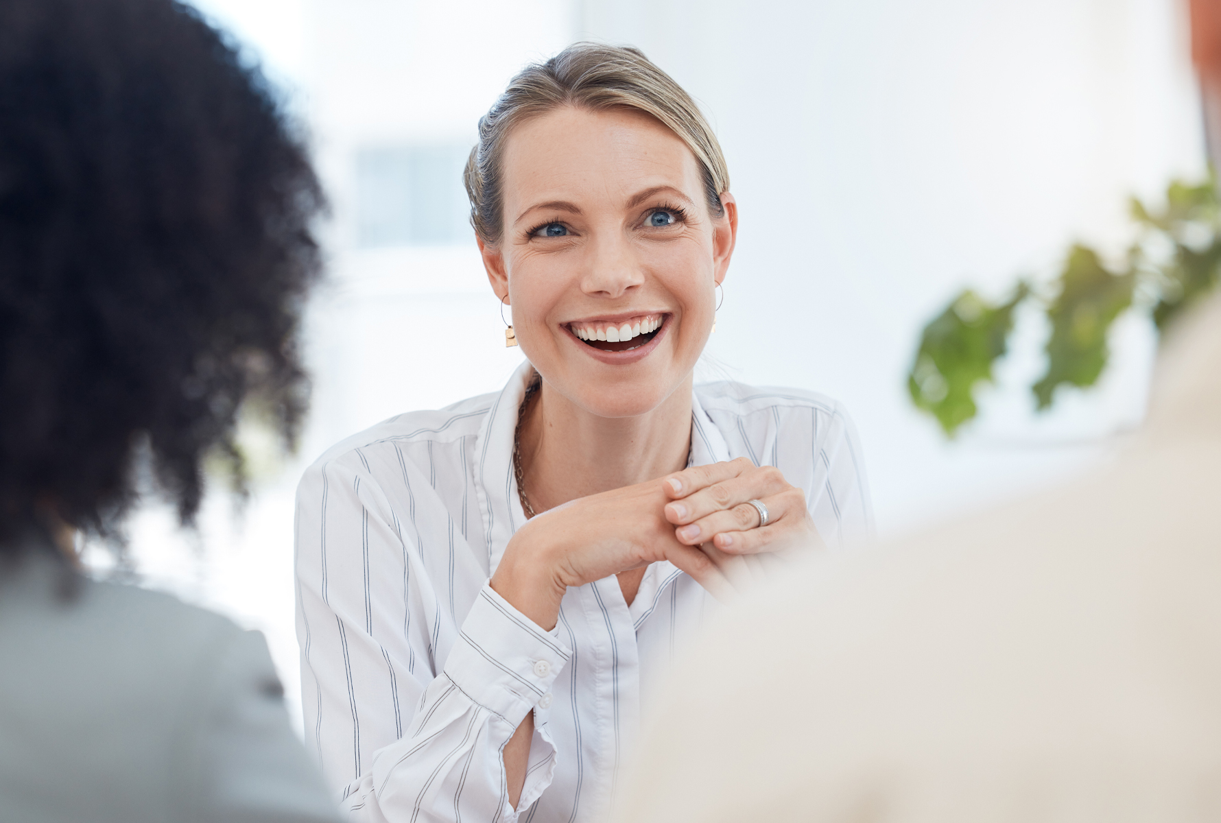 Un conseil qui compte Une conseillère discute avec un couple – chez PRO LIFE, le conseil personnalisé et compétent de PRO VITA AG est au centre de l’accompagnement.