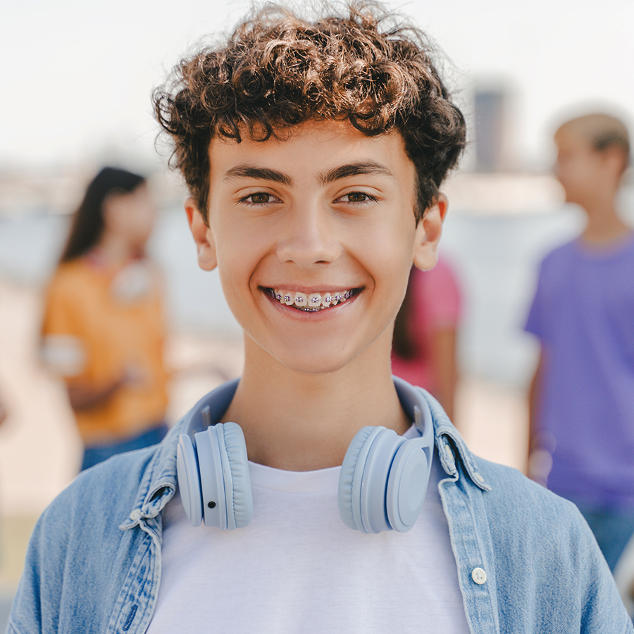 Adolescent·e avec appareil dentaire Un·e adolescent·e porte un appareil dentaire au quotidien. L’image illustre le soutien financier de PRO LIFE pour les traitements orthodontiques et les appareils dentaires.
