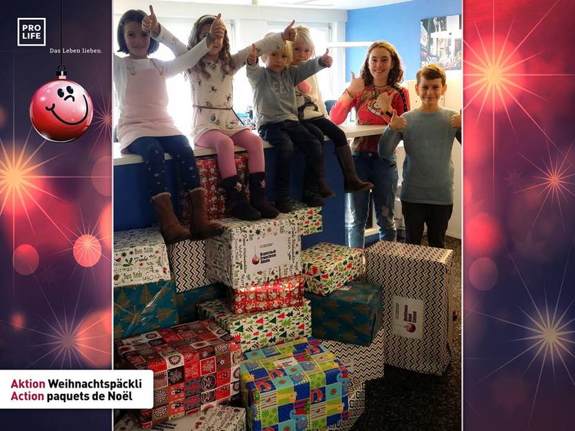 Aktion Weihnachtspäckli Aktion Weihnachtspäckli – 100'900 Päckli, 500 Sammelstellen, 33 Sattelschlepper, 7 Länder. Während rund einem Monat nahmen wir vom Familienverein PRO LIFE in unseren Service-Centern in der ganzen Schweiz Pakete für die Aktion «Weihnachtspäckli.ch» entgegen. Impressionen von der Päckliabgabe in Thun.