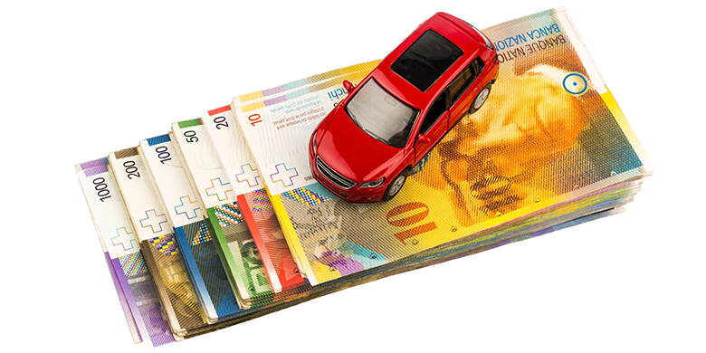 Consigli per risparmiare sui costi per gli automobilisti Abbinare la copertura assicurativa al rischio. Un veicolo più vecchio potrebbe non aver bisogno di un'assicurazione completa. Aumentare la franchigia e scegliere il metodo di pagamento annuale. Con le piastre di scambio, il premio assicurativo può essere condiviso.