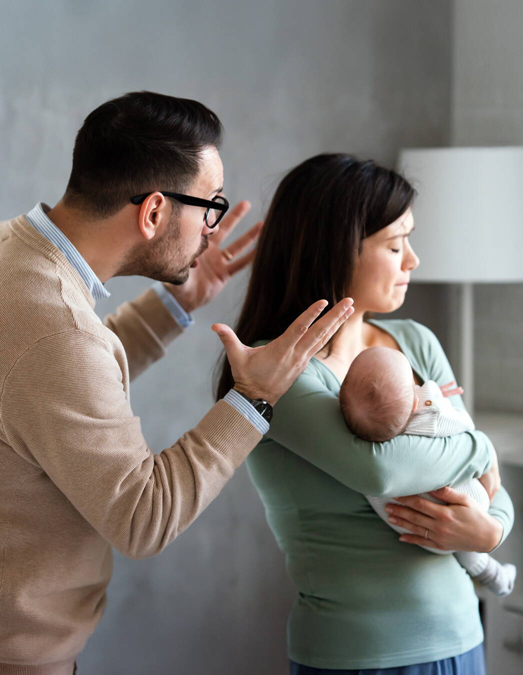 Giovane famiglia allo stremo – un aiuto arrivato al momento giusto Dopo la nascita della loro figlia, il signor e la signora Burkhalter hanno raggiunto il limite. Dono del cuore ha offerto loro sollievo – e li ha aiutati a ritrovarsi.