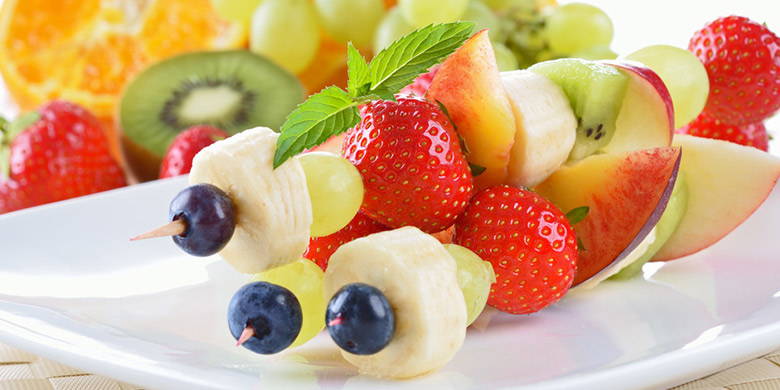 Blog Schwangerschaft – Fingerfood für Kleinkinder – süsse Früchtchen. Ab welchem Alter welche Früchte? Wie könnten Früchte in den Speiseplan des Kindes integriert werden?  Zusätzlich zu den leckeren Früchtebreivarianten können Sie Äpfel, Bananen, Birnen und Co. auch als leckeren Fingerfood anbieten.