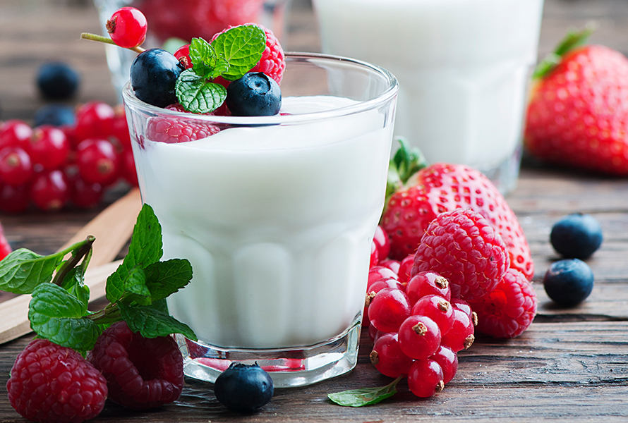 Gesunde Snack-Alternative Ein Glas frischer Naturjoghurt mit Beeren als Topping – ein leckerer, sättigender Snack gegen Heisshunger, ohne unnötige Kalorien.