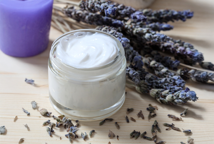 Lavendelhandcrème mit duftender Blütenkraft Lavendel beruhigt gereizte Haut und verströmt einen angenehmen, natürlichen Duft. Eine wohltuende Pflege für Körper und Sinne.