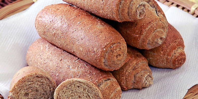 Blog Schwangerschaft – selbstgebackenes Brot. Besonders während der Schwangerschaft sollten Sie darauf achten, sich gesundes & vollwertiges zu ernähren. Selbstgemachtes Dinkel-Soda-Brot, Ruchbrot mit Sesam, gerollte Dinkelvollkornbrötchen & gedämpfte Vollkornbrötchen sind die idealen Nahrungsmittel.