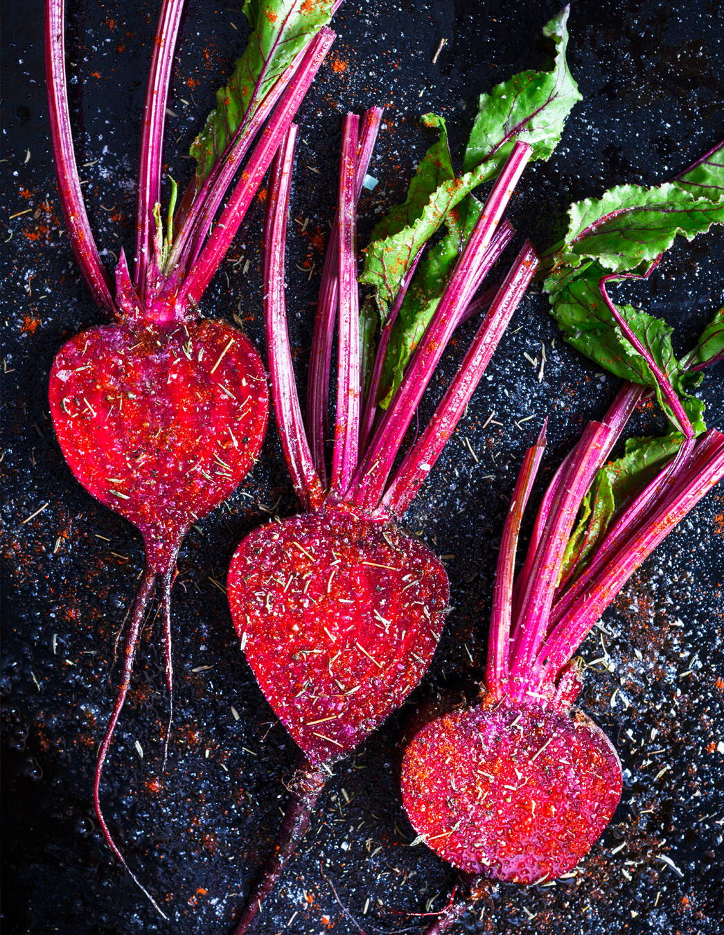 Radici di barbabietola di un rosso intenso – con gambi e foglie. Questa verdura a radice si distingue per il suo contenuto di acido folico, ferro e antiossidanti, e porta colore nella sua cucina invernale.

