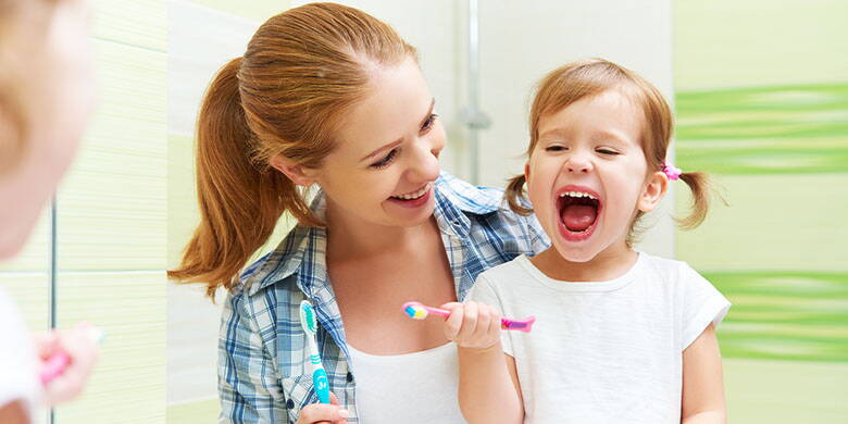 Wann muss ich die Zahnversicherung für mein Kind abschliessen? Was kostet eine Zahnspange? Welche Krankenkasse bietet die besten Leistungen? Früher oder später stellen sich Eltern diese Fragen. Wer den richtigen Zeitpunkt für einen Versicherungsabschluss verpasst, muss selber viel Geld in die Hand nehmen. 