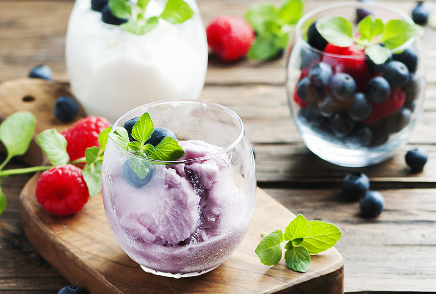 Gesund snacken in der Endphase Ein Glas mit selbstgemachter Blaubeerglace und frischen Blaubeeren – eine gesunde, fruchtige Alternative zu klassischen Heisshungersnacks.