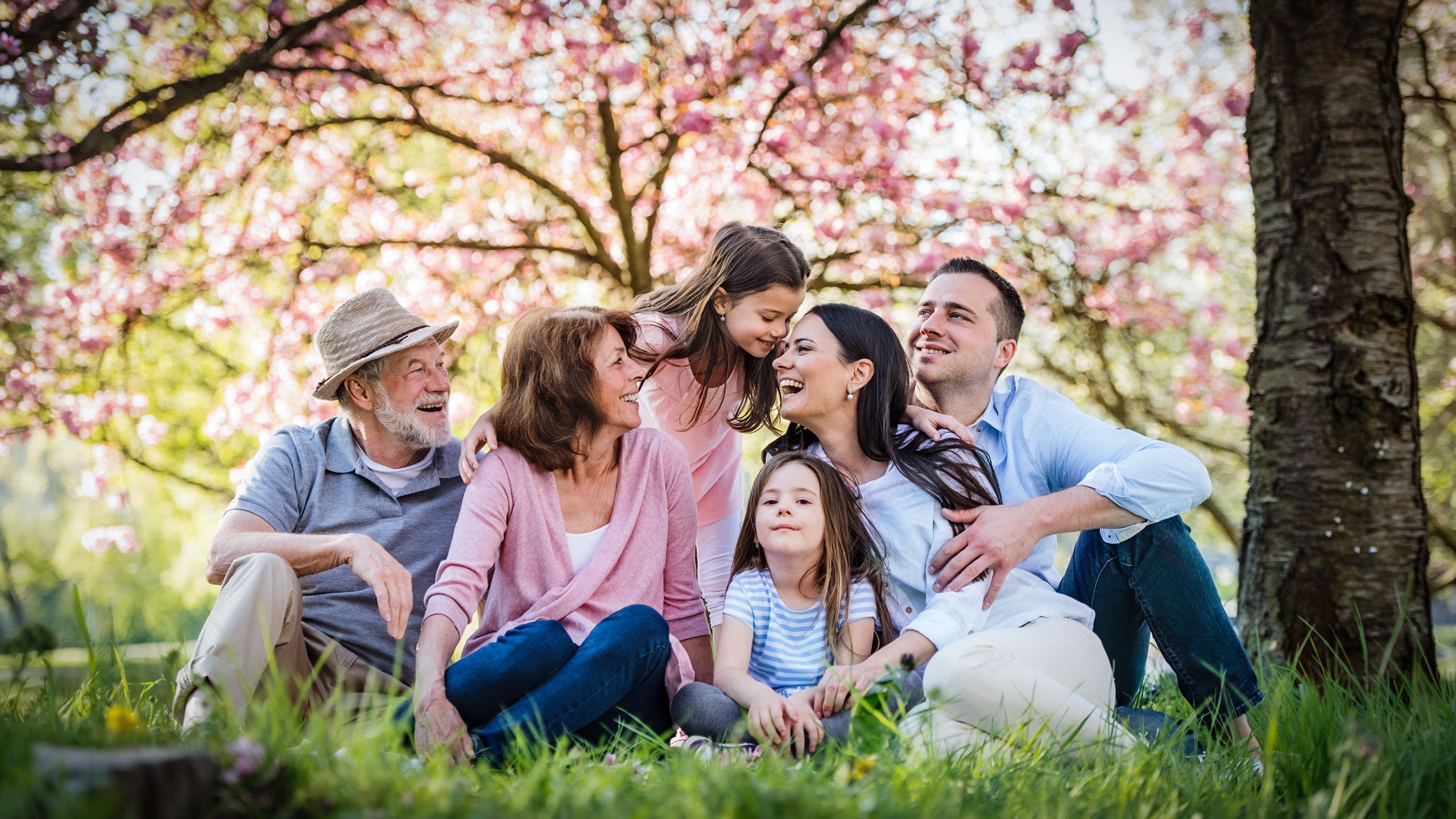 Mehrgenerationenfamilie steht für Gemeinschaft und Solidarität bei PRO LIFE Mehrgenerationenfamilie als Symbol für Gemeinschaft, Solidarität und die Weiterempfehlung der Krankenkassenlösung PRO LIFE mit attraktiven Mehrwerten für Familien und Einzelpersonen.