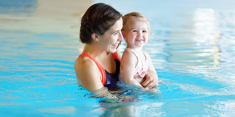 corsi di nuoto per bebè e bambini Blog bebè - Nuoto per bambini, l'esperienza di vita elementare. Consapevolezza del corpo, fiducia in se stessi, sicurezza - poiché i bambini e l'acqua sono uniti già prima della nascita, questa prima esperienza non dovrebbe essere negata ai più piccoli. Imparate cose finora sconosciute sul nuoto per bambini.