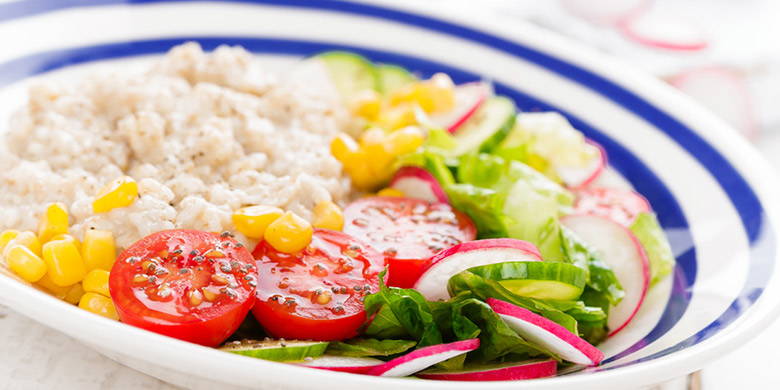 Porridge Blog Grossesse - Porridge. L'avoine, la variété de céréales sous-estimée, aide à lutter contre divers problèmes de grossesse pendant la grossesse. La bouillie d'avoine aide à obtenir une sensation de satiété durable, lie l'acide gastrique (brûlures d'estomac, brûlures d'estomac, nausées matinales) et contient peu de sucre.