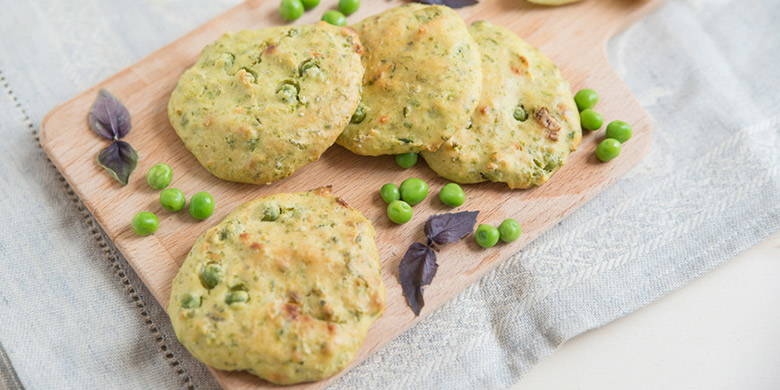 Blog bébé | Fingerfood Croquettes fourrées aux petits pois et parfumées à la menthe (dès le premier anniversaire). Mélanger 350 g de purée de pommes de terre avec 150 g de pois verts cuits. Ajouter deux à trois feuilles de menthe finement hachées, un décilitre de lait de riz et deux cuillères à soupe de farine d'épeautre. Passez à la recette.