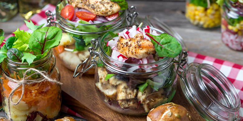 La pausa pranzo nel negozio è stretta, la tentazione di comprare il pasto pronto nel take-away è grande. L'idea di un'insalata stratificata in un bicchiere viene dagli Stati Uniti. Lì la soluzione di snack croccante si chiama "Mason Jard Insad". I bicchieri da insalata ripieni di ingredienti freschi vengono preparati rapidamente.