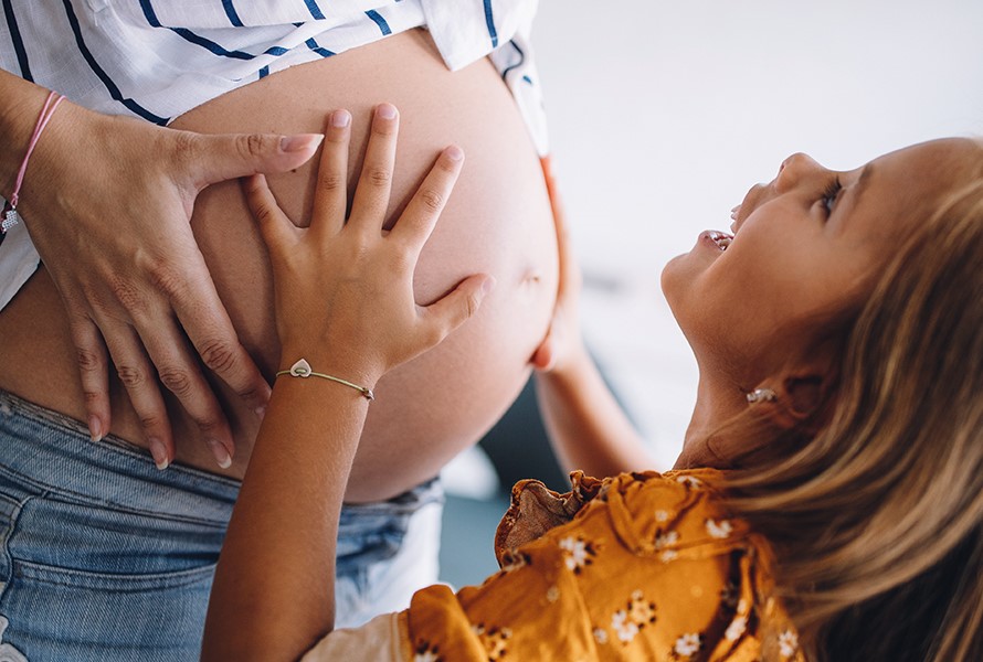Cinq personnes, dont un enfant, jouent dans un salon – un moment de vie familiale partagée.
