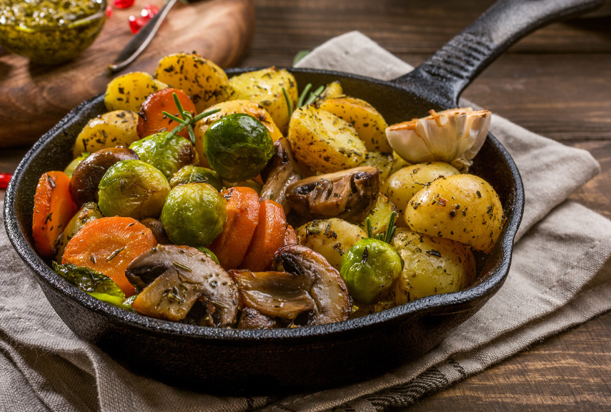 Gebratener Wintergemüse-Eintopf mit Rosmarin Ein herzhafter Mix aus Kartoffeln, Rosenkohl, Rüebli und Champignons, verfeinert mit Knoblauch und Rosmarin. Perfekt für kalte Abende – nährstoffreich, wärmend und einfach lecker.