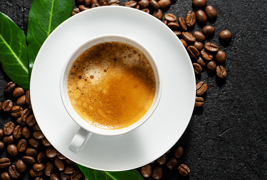 Kaffee, Energy-Drinks und koffeinhaltige Limonaden sollten Sie einschränken, um die Entwicklung Ihres Kindes nicht zu gefährden.