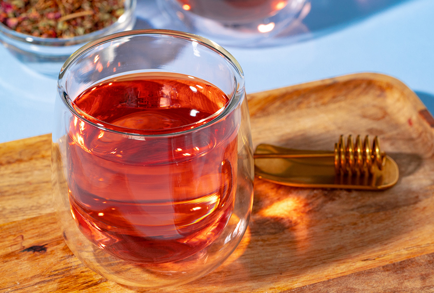 Stilltee mit Rooibostee und Zitronenverbene Tasse Rooibostee gemischt mit Zitronenverbene, Fenchel und Himbeerblättern – aromatische Kräutermischung für die Stillzeit.