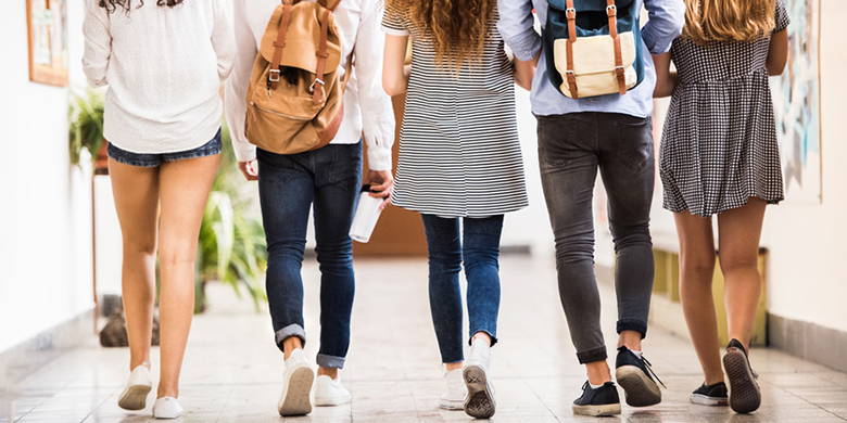 Welche Voraussetzungen müssen für den Besuch des Gymnasiums erfüllt sein? Was gilt es für Schüler vom Gymi zu beachten? Welche Versicherungen braucht es für Schüler und Schülerinnen vom Gymnasium? Wie hoch ist die Maturitätsquote in der Schweiz? Was ist der Unterschied zur Berufsmaturität? Statistik