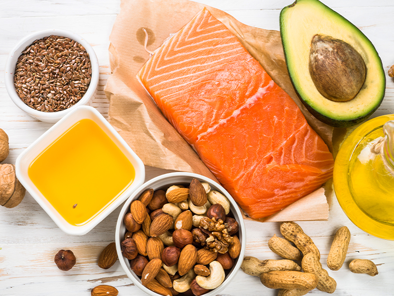 Gesunde Fettquellen mit Omega‑3 Lachs, Avocado, Nüsse, Leinsamen und hochwertige Öle stehen für wertvolle Omega‑3‑Quellen, die eine ausgewogene Ernährung in der Schwangerschaft unterstützen.