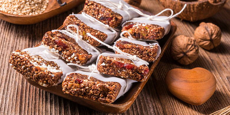 barrette di cereali fatti in casa I nostri 5 consigli vi mostrano come potete facilmente fare a meno della vostra invitante barretta di cioccolato preferita dal chiosco o della borsa di patatine "altamente pericolosa" del distributore di benzina. Quindi assicuratevi di optare per barrette di muesli deliziose, sane e soddisfacenti. Compresa la ricetta per la preparazione in magazzino!