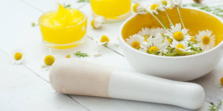 Crema mani alla camomilla La camomilla favorisce la guarigione delle ferite e ha un effetto antibatterico. Se vuoi fare del bene alla tua pelle, puoi usare la crema per le mani fatta in casa per la cura della pelle. La produzione è semplice. La crema curativa può essere conservata in frigorifero 6 mt.