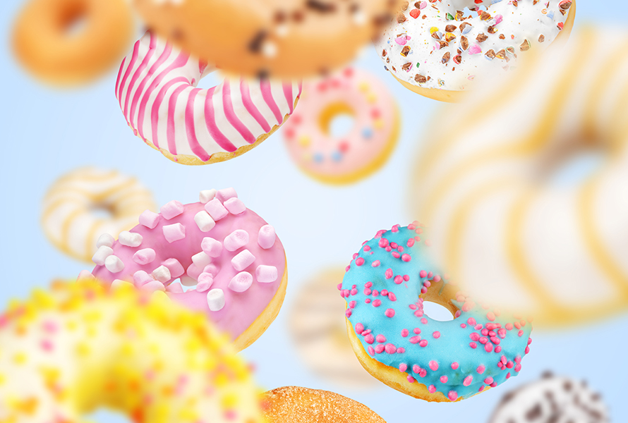 Donuts mit bunten Glasuren Leckere Donuts mit farbenfrohen Glasuren und Dekorationen – jedoch nicht geeignet als gesunder Snack bei Heisshunger