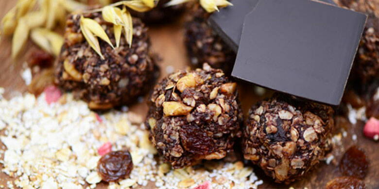 Energyballs I nostri 5 consigli vi mostrano come potete facilmente fare a meno della vostra invitante barretta di cioccolato preferita dal chiosco o della borsa di patatine "altamente pericolosa" del distributore di benzina. Energyballs - assicuratevi di provare il delizioso snack di potenza con un sacco di proteine! Con ricetta per le deliziose palline miracolose