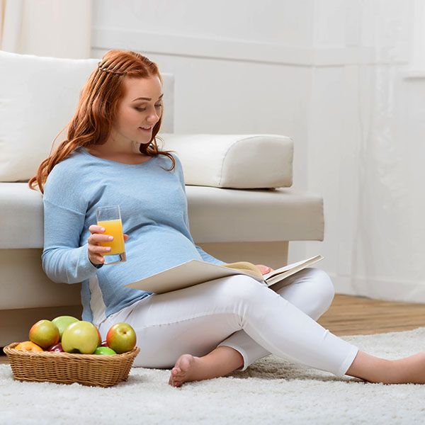Gérer la fatigue pendant la grossesse au quotidien Scène du quotidien pendant la grossesse: une alimentation équilibrée et des pauses régulières aident à mieux gérer la fatigue.