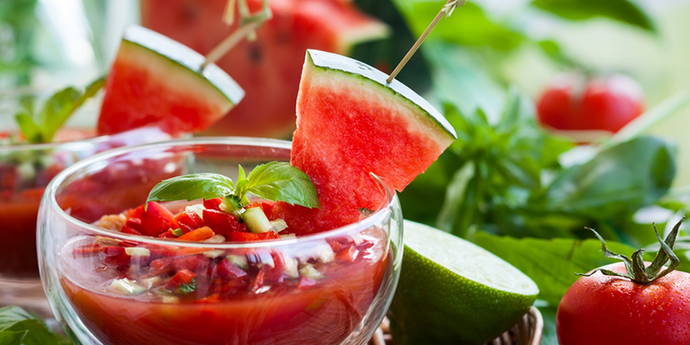 Soupe froide au melon et à la tomate - Les jours chauds et les nuits tropicales, il est particulièrement important de boire suffisamment. La nourriture est difficile pour beaucoup de gens à des températures supérieures à 25 degrés, parce que le corps est occupé avec l'auto-refroidissement, de sorte qu'il ne reste pas d'énergie pour la prise de nourriture et la digestion.