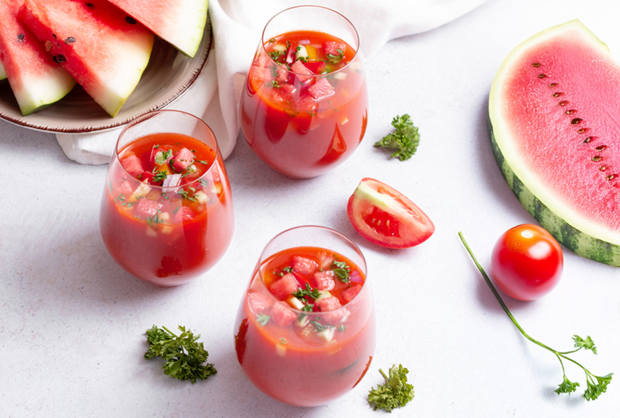 Soupe de pastèque et de tomates – fruitée et salée Un mélange surprenant de pastèque et de tomate, assaisonné de manière salée plutôt que sucrée – parfait pour les journées chaudes et pour rééquilibrer les électrolytes.