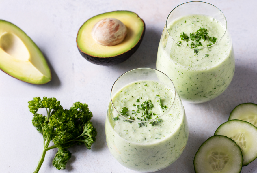 Soupe de concombre à l’avocat et à la menthe – légère et rafraîchissante La combinaison de concombre, avocat et menthe recharge vos réserves de liquide et apporte des arômes frais à votre cuisine d’été.