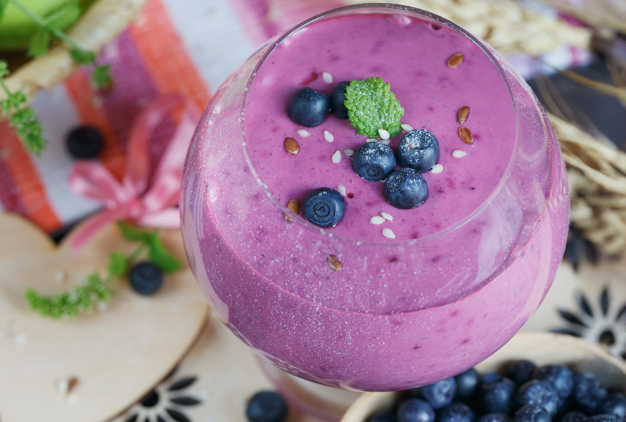 Smoothie aux myrtilles avec menthe et graines de psyllium Riche en vitamine C, léger et bon pour la digestion. La menthe apporte de la fraîcheur, les graines de psyllium contribuent à une bonne sensation dans le ventre.