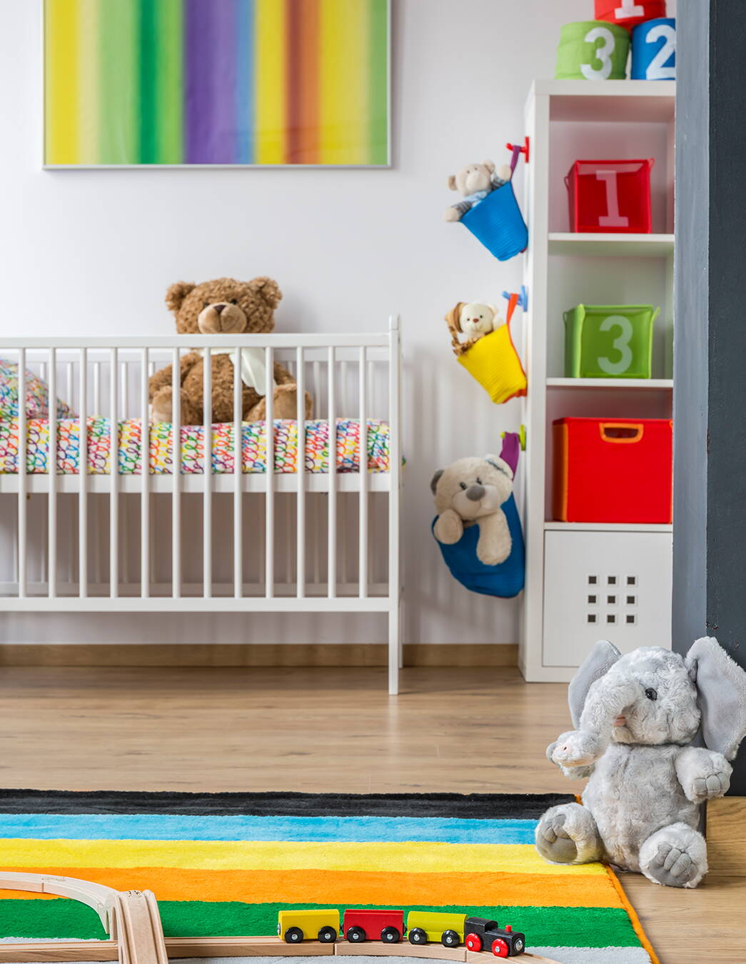 Nestbautrieb vor der Geburt Ein liebevoll eingerichtetes Babyzimmer mit Bettchen, Teppich, Regal und Kuscheltieren – ein Bild, das den Wunsch widerspiegelt, alles noch vor der Geburt fertig zu machen.