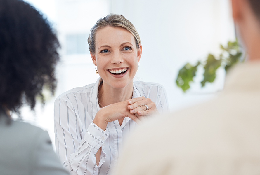 Conseil personnalisé avec le cœur Une conseillère discute avec un couple – attentive, bienveillante et orientée vers les solutions.