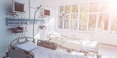 Assurance hospitalisation complémentaire pour les soins hospitaliers à Helsana - HOSPITAL ECO, HOSPITAL Demi-privée, HOSPITAL Privée, HOSPITAL Flex. Quel niveau de confort souhaitez-vous lors d'un séjour à l'hôpital ? Chambres à plusieurs lits, chambres doubles, chambres simples ou chambres individuelles ou libre choix du département Hôtel & services médicaux ?