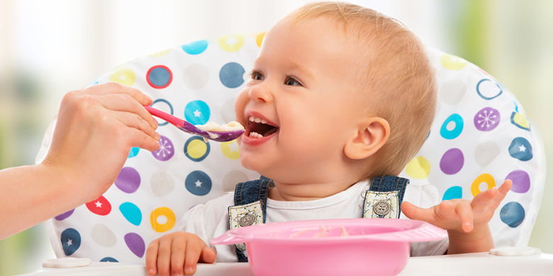 Blog bebè - Suggerimenti per iniziare. Da circa quattro a sei mesi il vostro bambino ha bisogno anche di cibo semisolido, perché in questo momento il latte materno non soddisfa abbastanza. Qui potete leggere se il vostro bambino è pronto per il primo porridge sulla base di alcuni indizi.