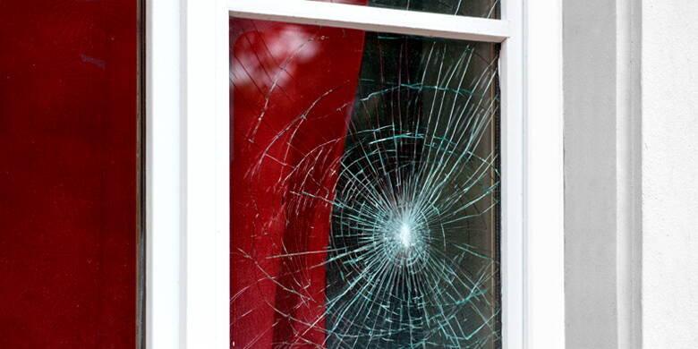 Fenster kaputt Aber welche Versicherung kommt für welchen Glasschaden auf und was ist der Unterschied zwischen der Gebäude- und der Mobiliarverglasung?