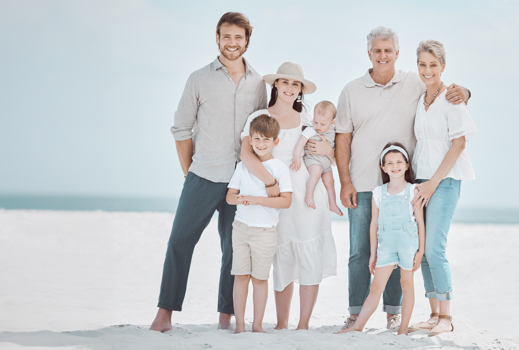 Gemeinsam stark – für heute und morgen Drei Generationen stehen vereint am Strand. Das Bild steht für das generationsübergreifende Engagement von PRO LIFE: für Familien, Kinder, Eltern und Grosseltern.
